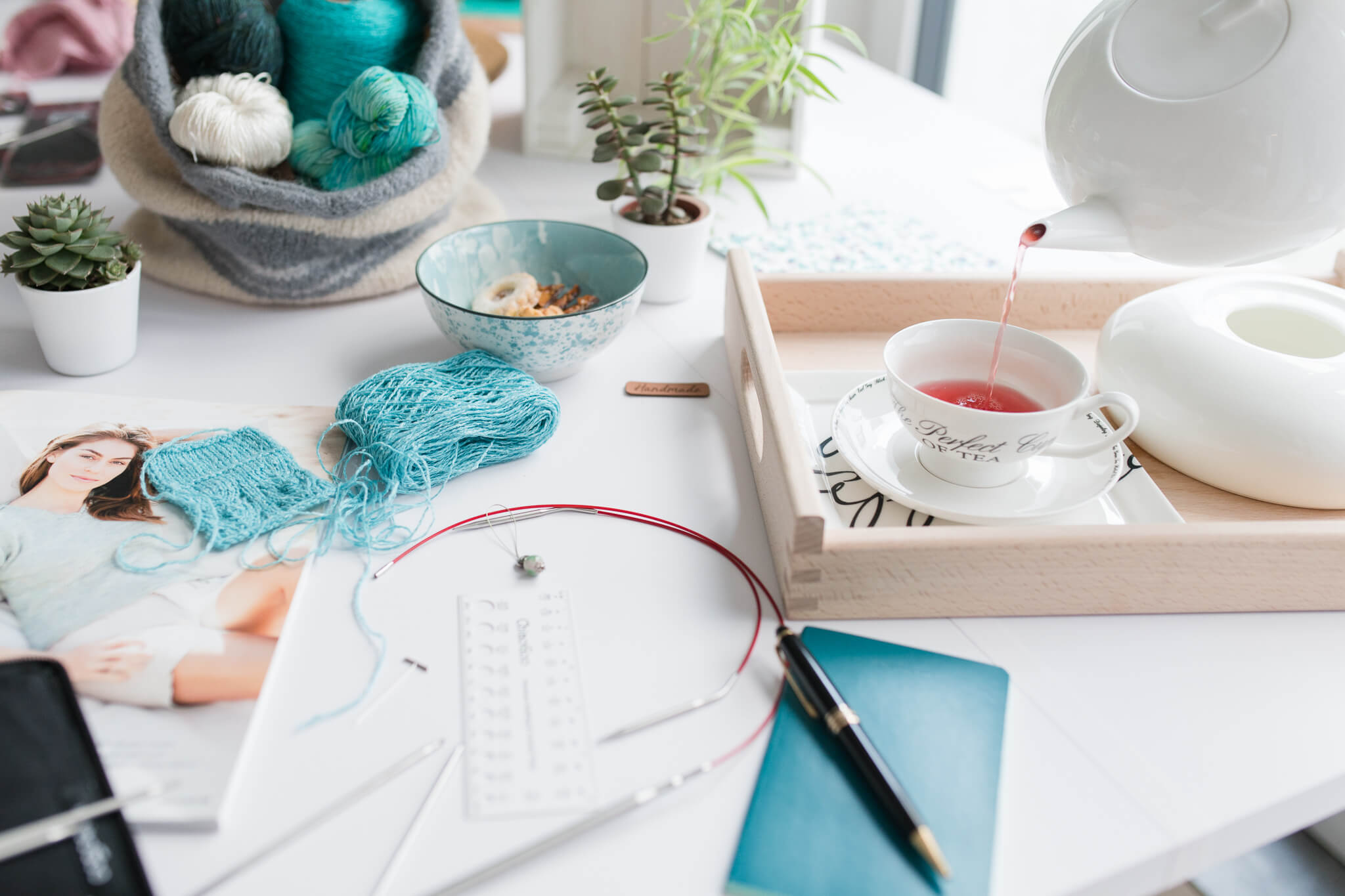 Strickvorbereitungen am Tisch bei einer Tasse Tee