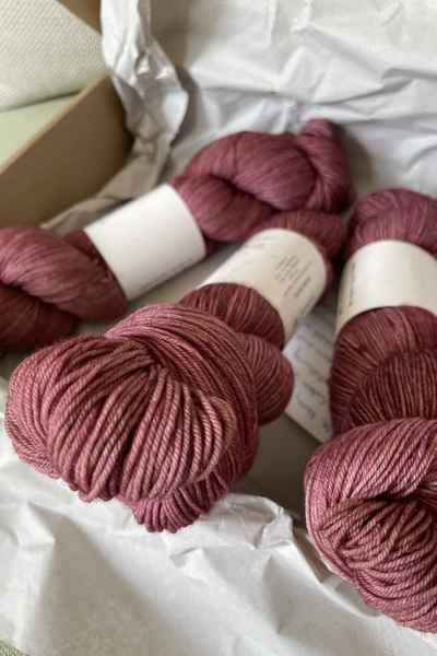 Strickgarn in der Farbe Rosewood für die Brautjacke
